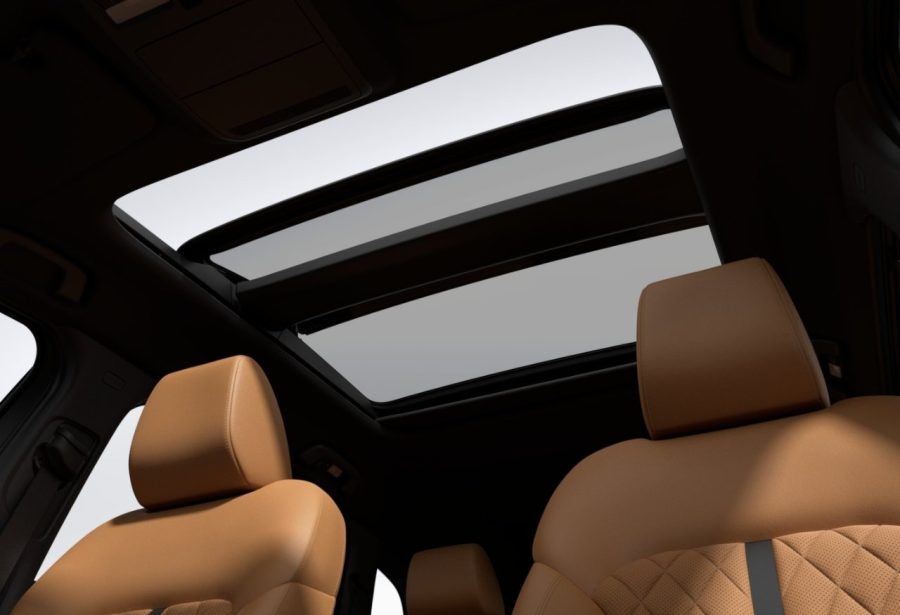 Let light and space fill the cabin. The panoramic sunroof brings a heightened sense of openness, inviting everyone on board to share in the beauty of the journey — whether it’s a family road trip or a drive through the city.