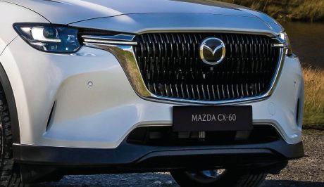 The Mazda CX-60’s bold front grille commands attention with its sleek, modern design. The contours enhance the SUV’s premium aesthetic while optimising airflow, reflecting Mazda’s commitment to both elegance and performance.