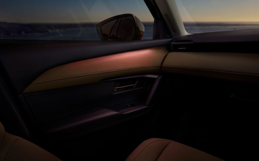 The seven-colour ambient lighting on the front door trim lets you set the mood to match the moment, creating an impressive cabin atmosphere while adding soft, indirect light for greater comfort and confidence at night.