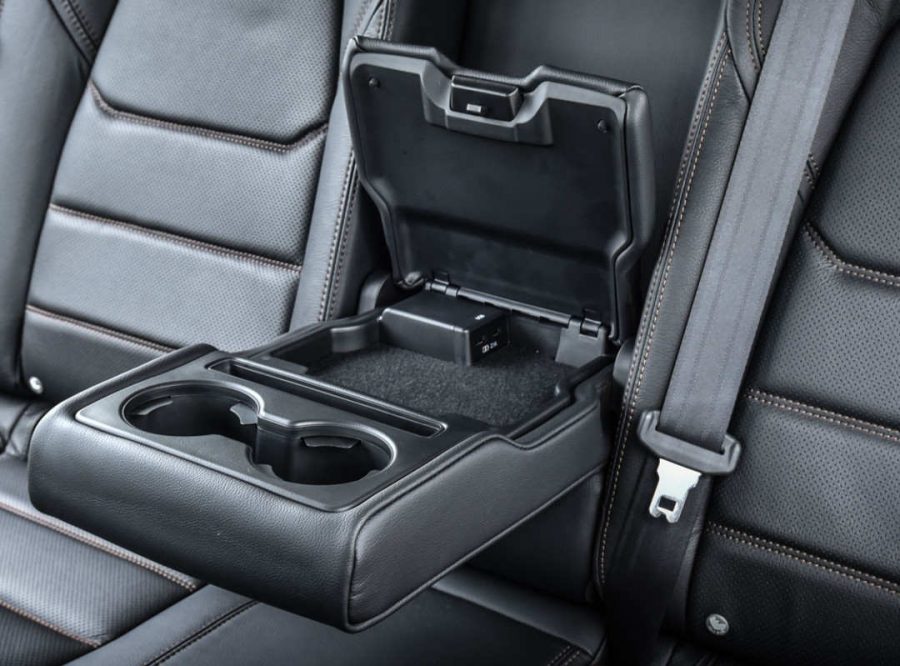 Rear centre armrest with cup holders and 2x USB ports.